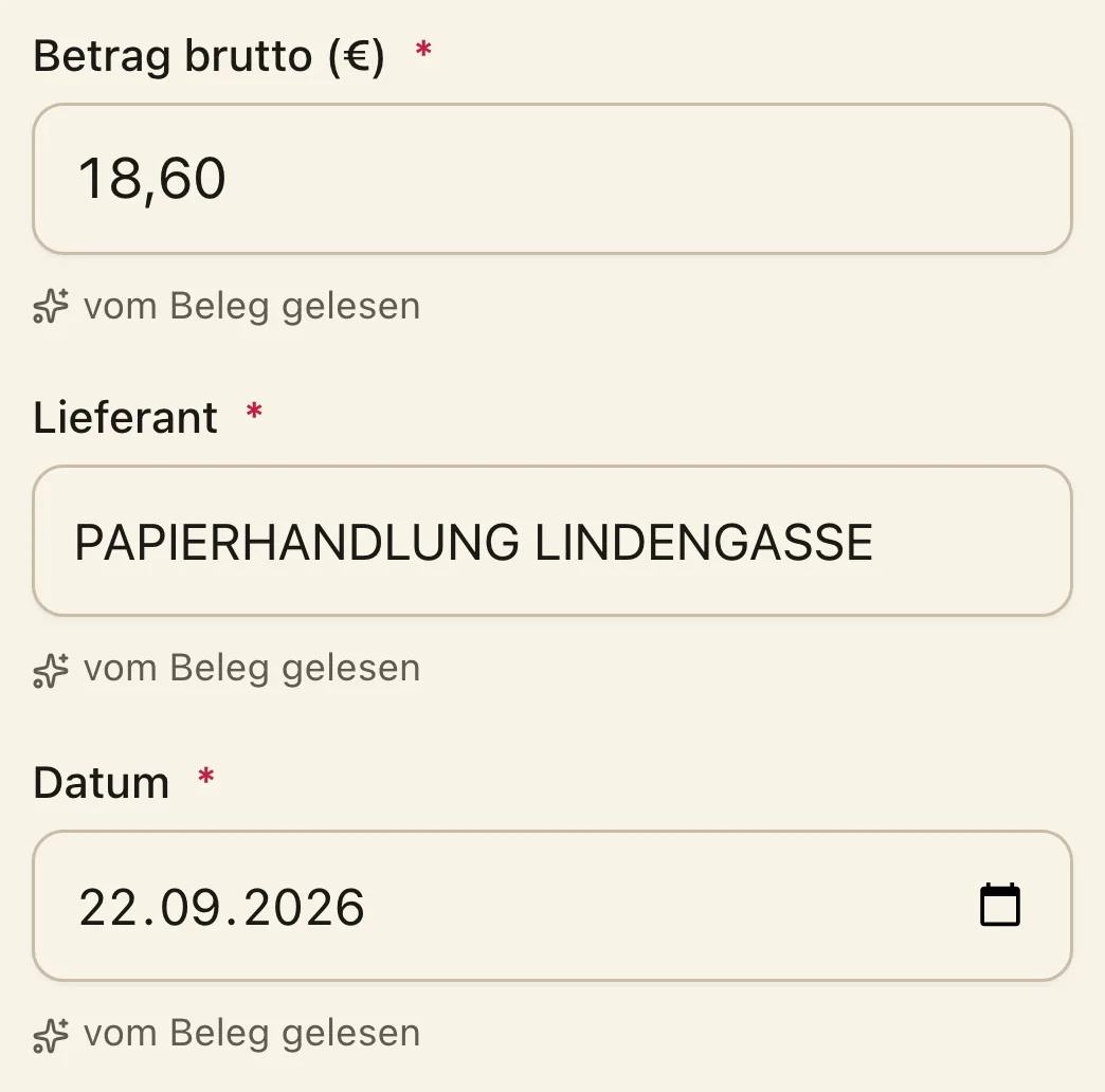 Beleg erfassen in BuchhaltGenie am Handy: Betrag brutto € 18,60, Lieferant Papierhandlung Lindengasse und Datum 22.09.2026, jedes Feld mit dem Vermerk „vom Beleg gelesen“.